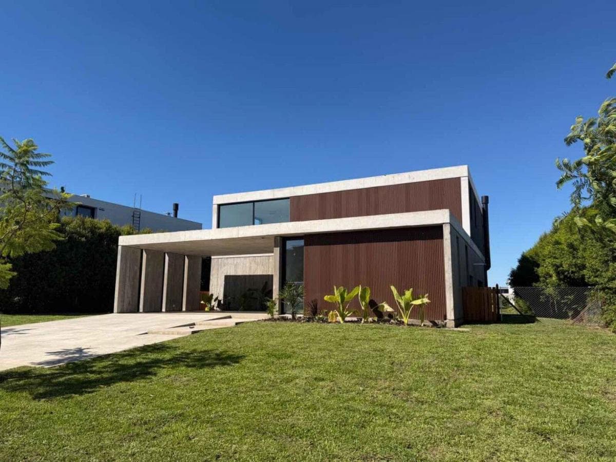Casa en barrio privado · Vista al lago · 7 ambientes